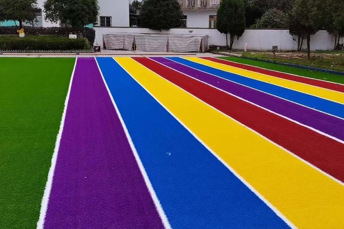Colorido parque infantil para la escuela junior